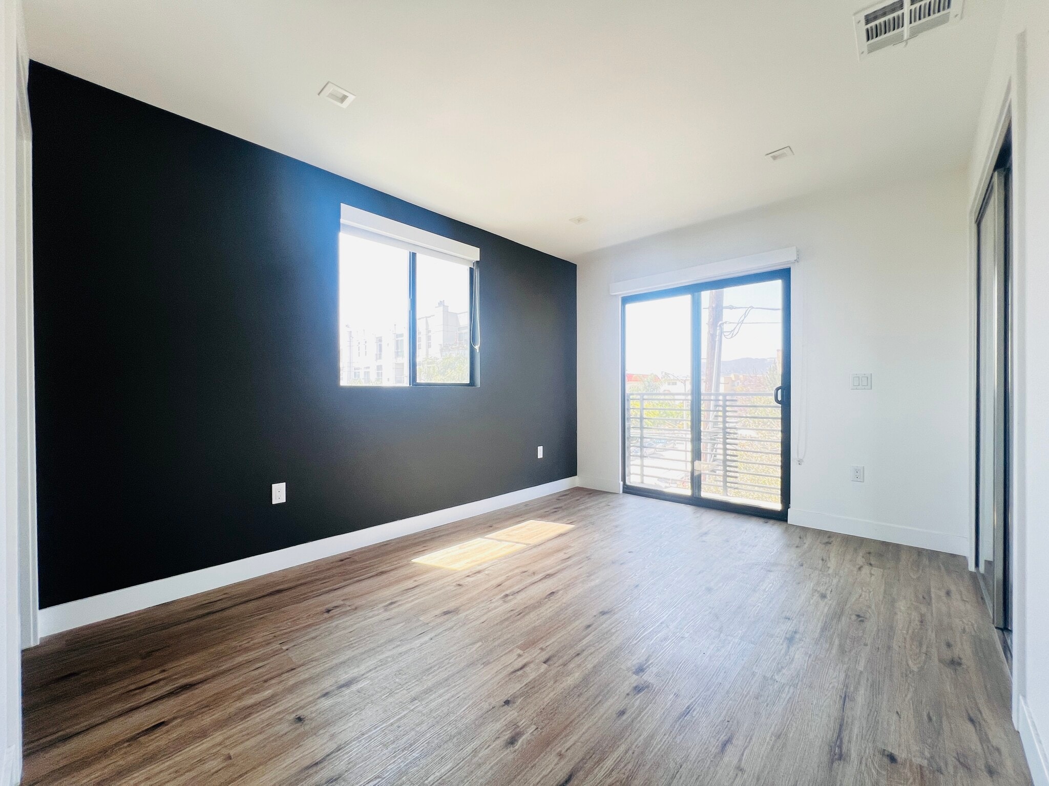 Building Photo - 4576 Oakwood Ave