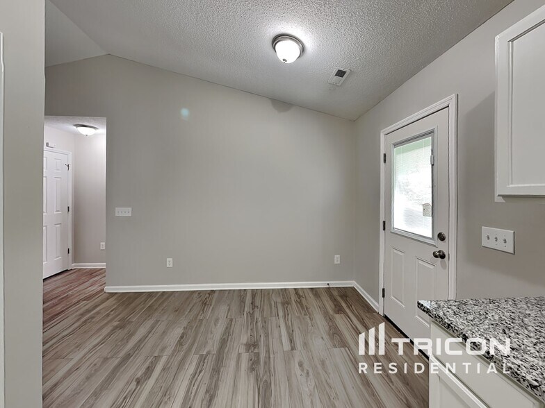 Building Photo - 2437 River Chase Dr