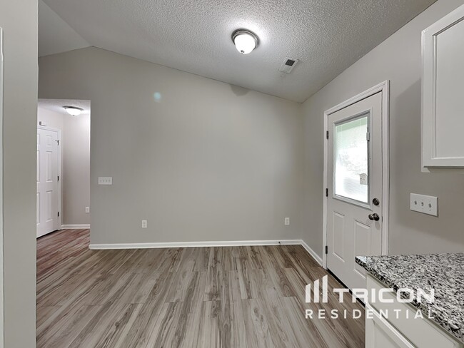 Building Photo - 2437 River Chase Dr