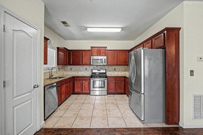 Building Photo - 2150 Waterford Park Dr