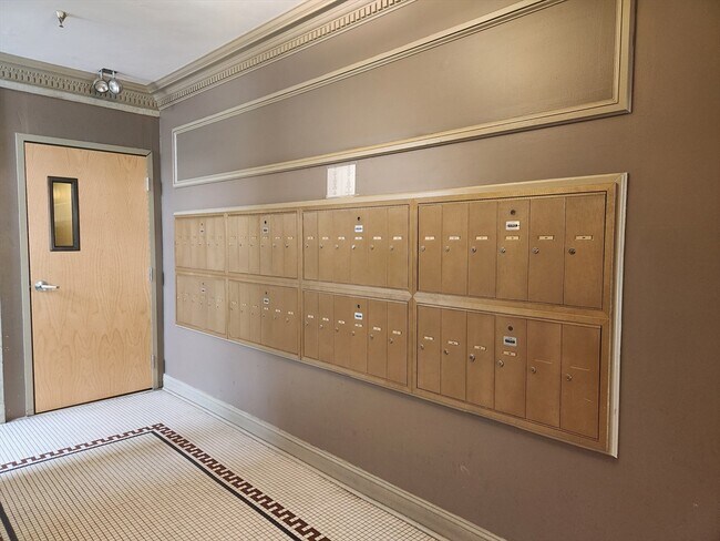 Building Photo - 131 Park Dr