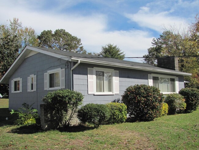 Building Photo - 2 Bedroom 1.5 bath in East Ridge