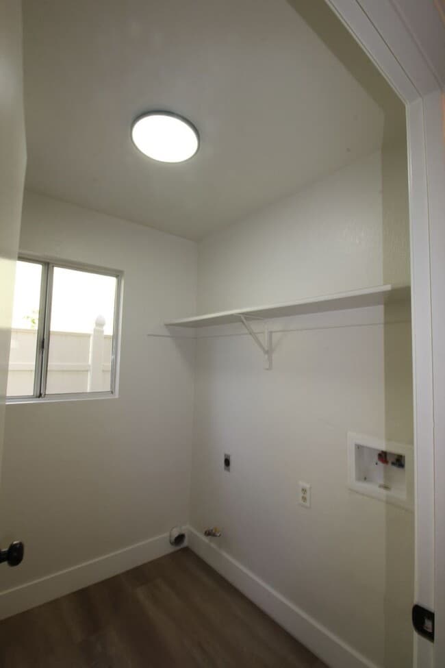 Building Photo - 9405 Salinger St