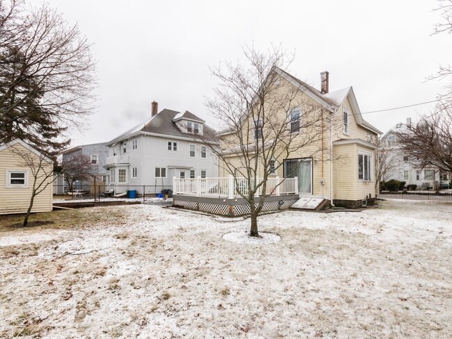 Building Photo - 18 Taber St