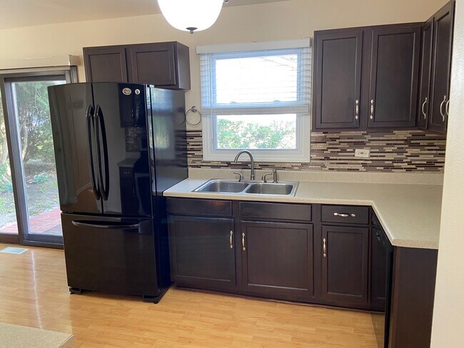 Building Photo - 1055 Stonehedge Dr
