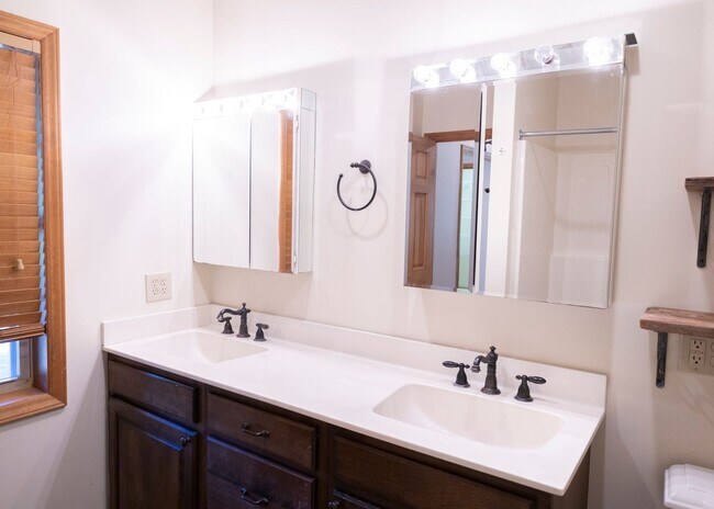 Building Photo - Spacious Home in Sugar Grove With Easy Access to Boone