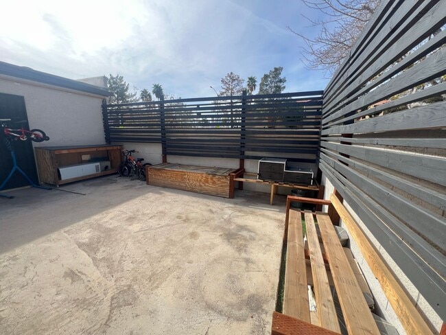 Building Photo - 1 bedroom, 1 bathroom, Condo located in Northwest