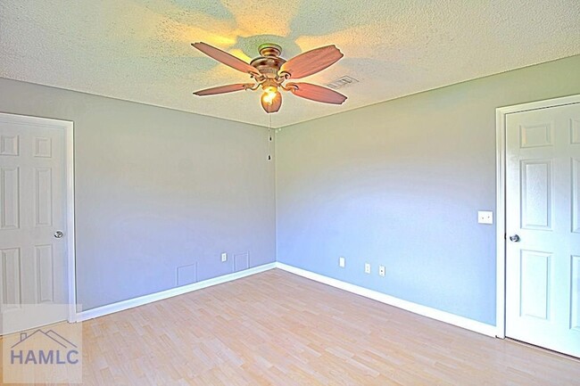 Building Photo - 850 Lyndsi Ln