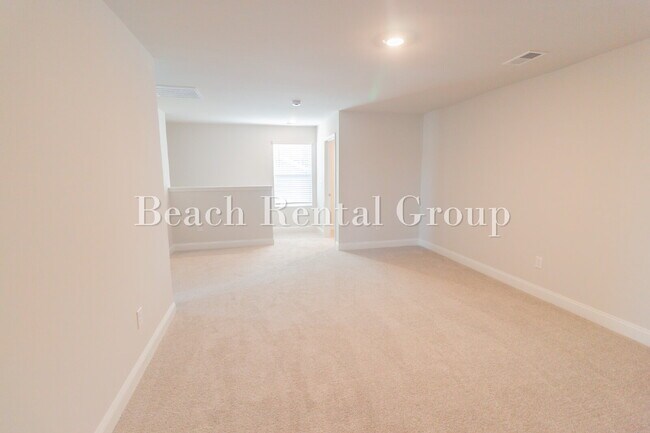 Building Photo - Spacious 3 Bedroom w/Loft, End Unit