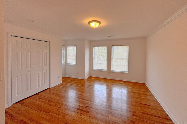 Building Photo - 967 Tunxis Hill Rd