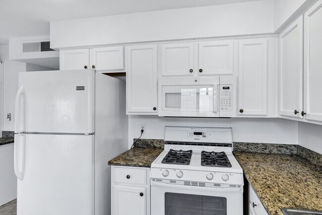 Building Photo - Remodeled 3/2 off Indian School & 43rd Ave