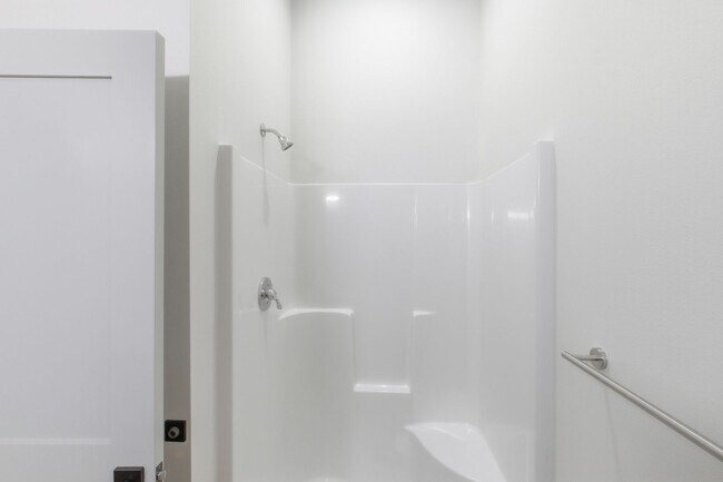 Building Photo - MOVE IN SPECIAL - NEWLY RENOVATED DOWNTOWN SALEM STUDIO