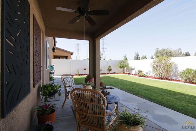 Building Photo - Gorgeous Home in a Gated Community with Pool!