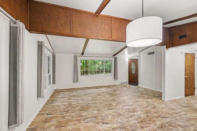 Building Photo - 3-Bedroom Duplex with Finished Basement & Central Air $1600/month