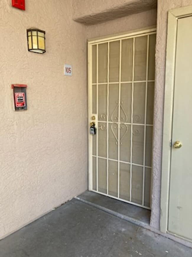 Building Photo - 3 Bedroom Condo in Gated Portofino!