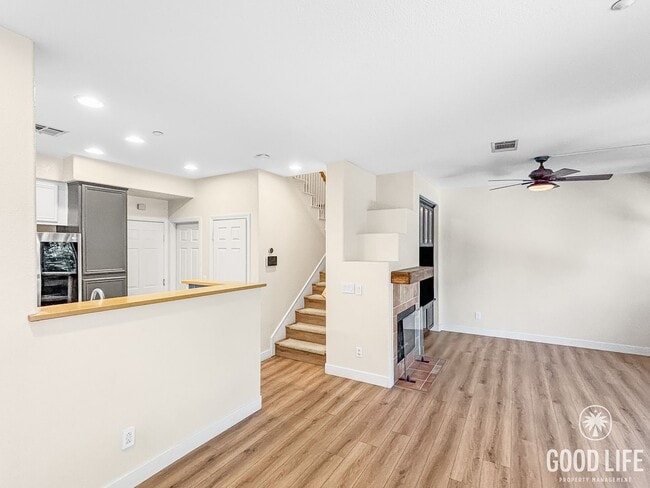 Building Photo - Stunning 3BD/2.5BA Townhouse in Eastlake W...