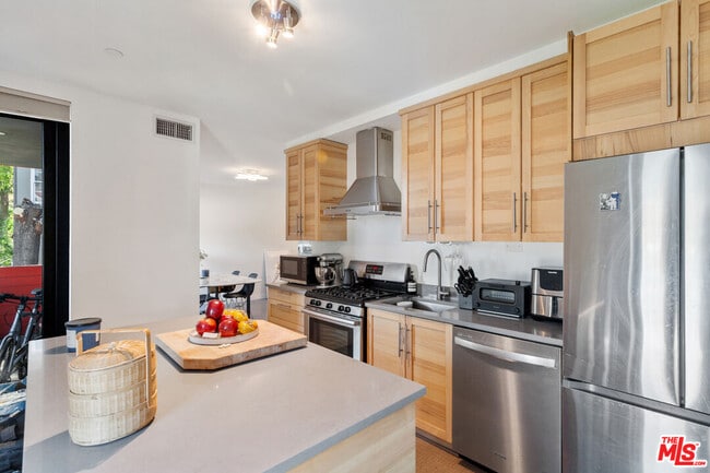 Building Photo - 3248 Descanso Dr