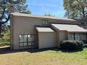 Building Photo - Newly Refreshed 3 bedroom 2 bath duplex
