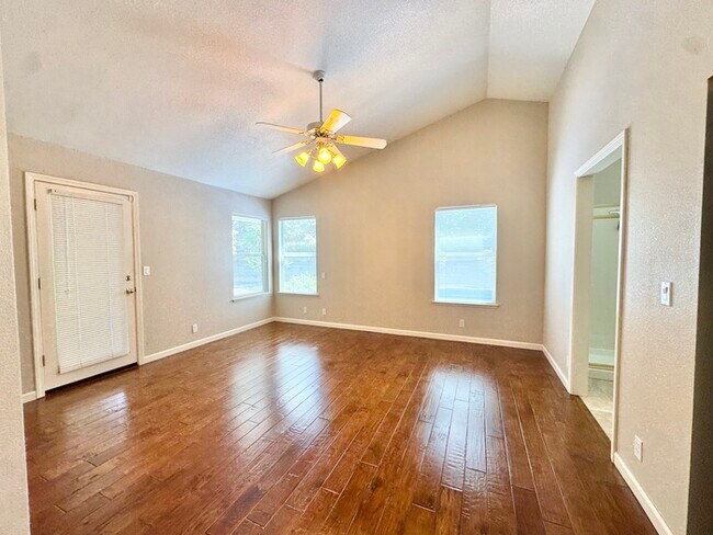 Building Photo - Beautiful 4 bedroom 3 bath home in the Hillsborough community!