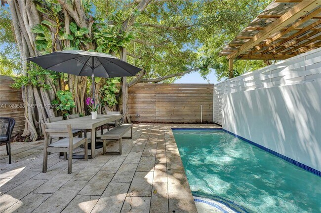 Building Photo - 3465 SW 3rd Ave