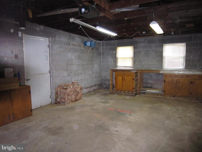 Building Photo - 21 N Main St