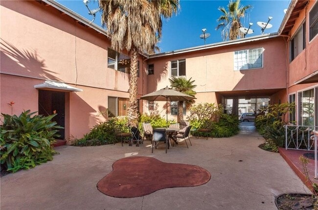 Building Photo - Beautiful One bedroom in gated complex one block from Ocean In Long Beach