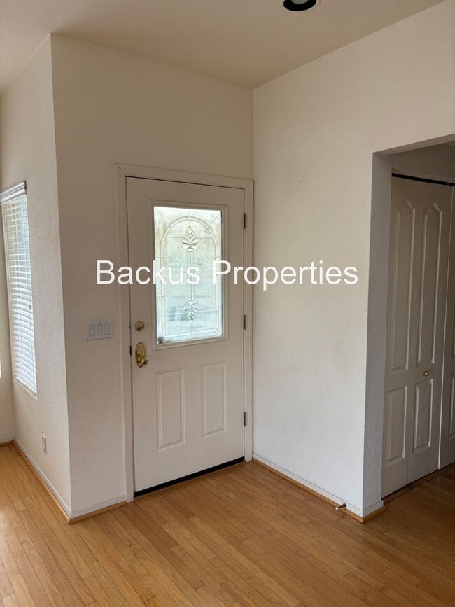 Building Photo - Great two-level home in Las Palmas II with scenic views