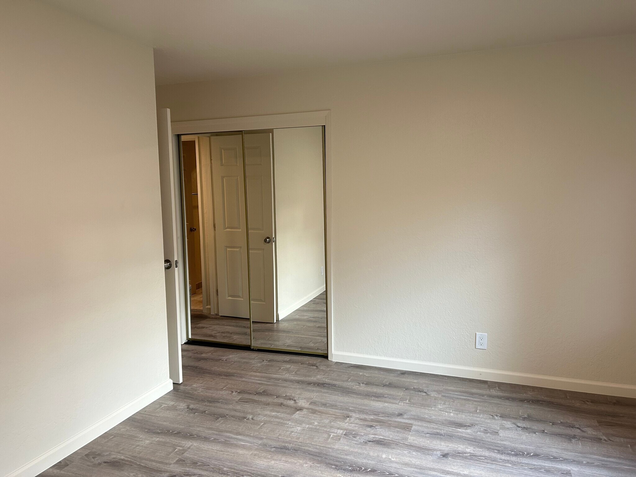 Building Photo - 833 Taylor St