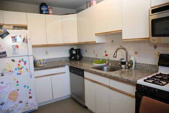 Building Photo - 17 Castle Dr