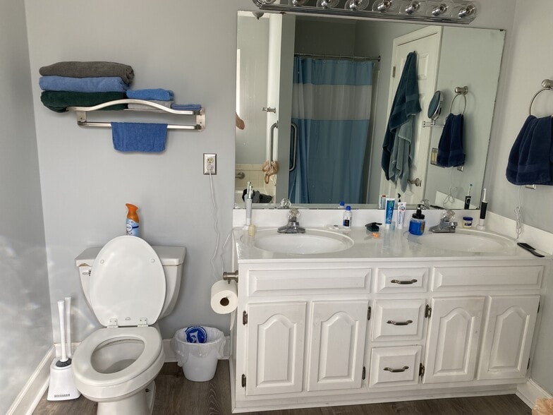 master bedroom sinks - 976 Fuller Glen Cir