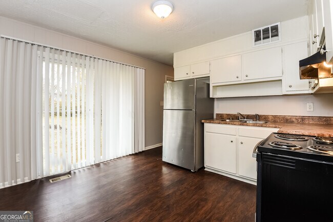 Building Photo - 251 Essex Dr