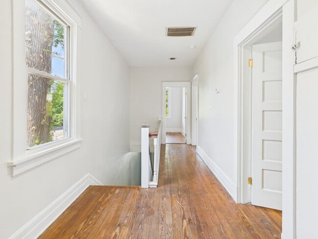Building Photo - 203 W 33rd St