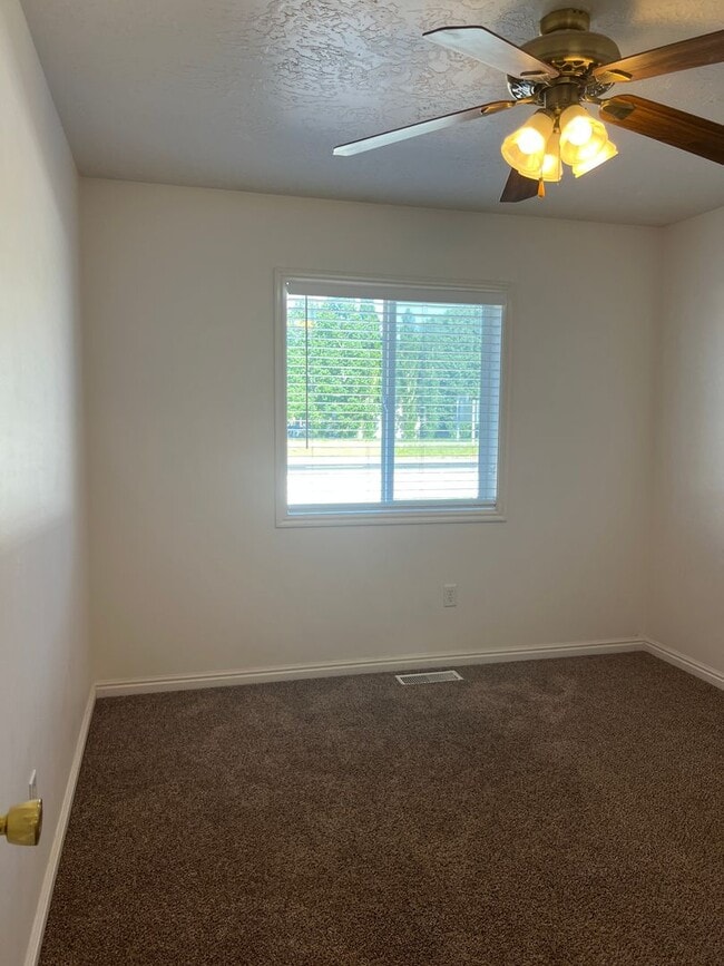 Building Photo - 2 bed 1.5 bath unit in the Meadows