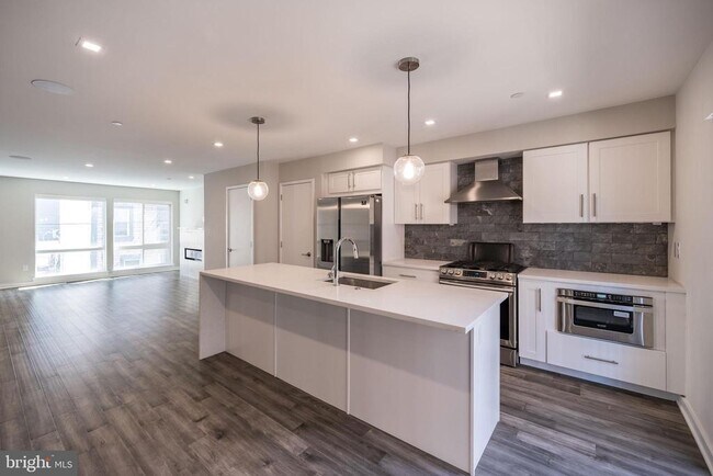 Building Photo - 1442 Hope St