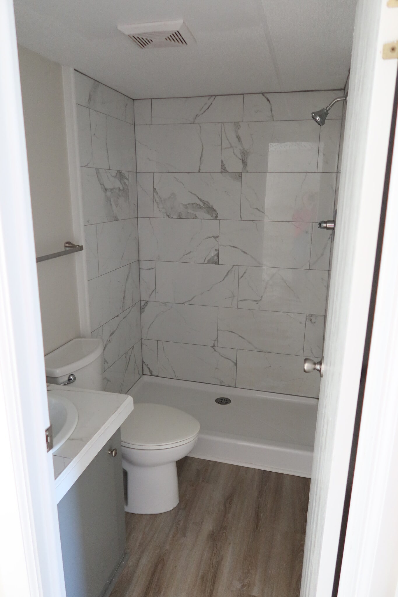 Guest/2nd Bathroom - 124 N Violet St