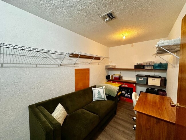 Building Photo - Rustic Charm