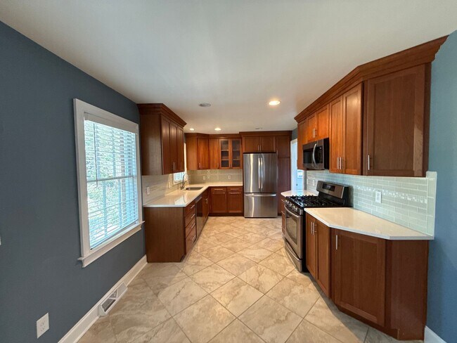 Building Photo - 3-Bedroom Home in Montclaire!