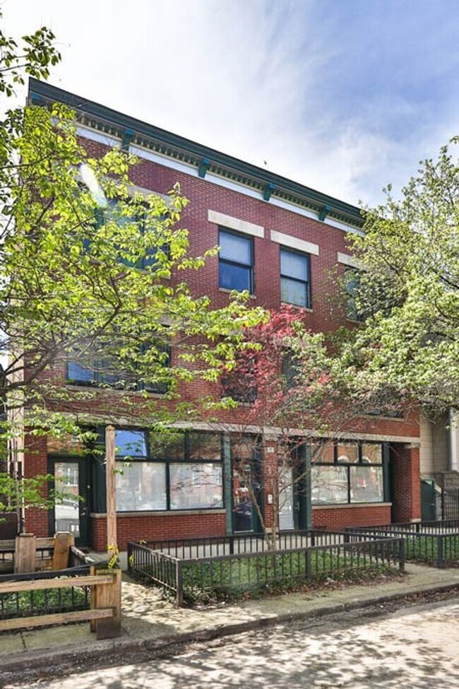 Building Photo - Wicker Park Large Sunny 1 Bedroom. Beautiful Courtyard. Great Location. Laundry/Internet.