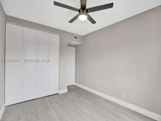 Building Photo - 400 N Riverside Dr