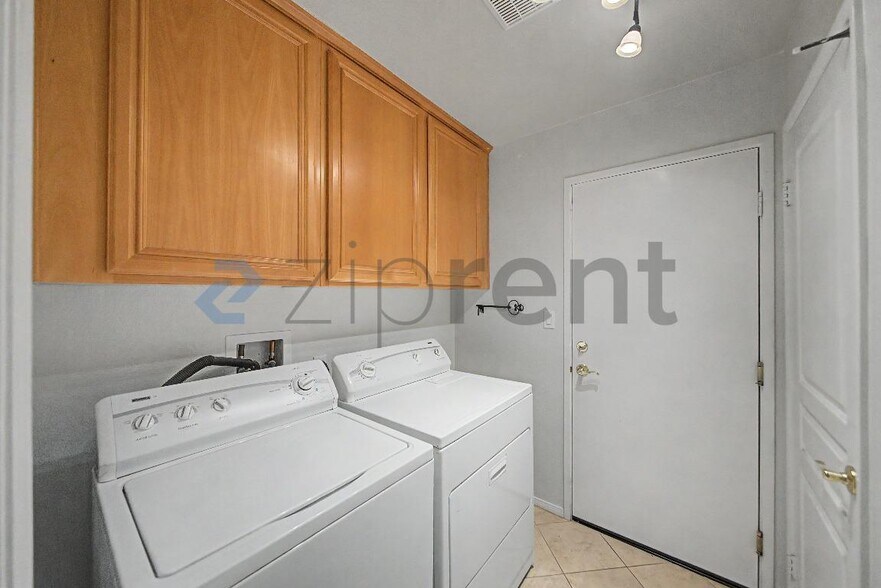 Building Photo - Unit 2