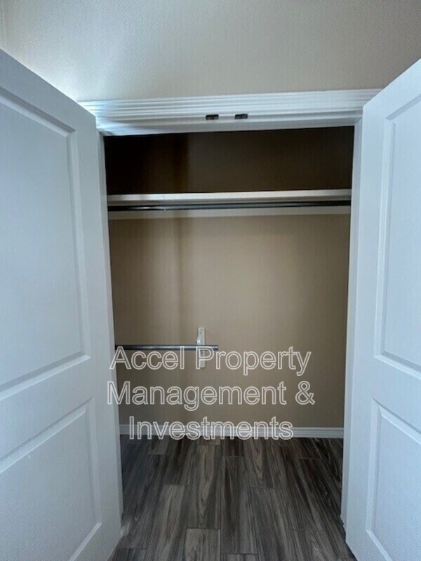 Building Photo - 1008 W La Pointe Ave