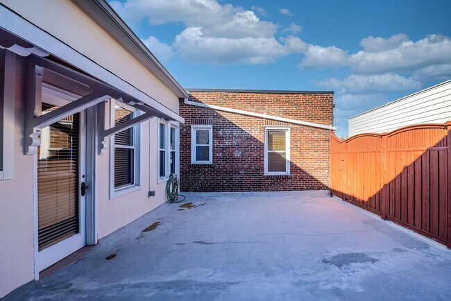 Building Photo - OPPORTUNITY KNOCKS 3 BED 1 BATH 1,400 SF ± Apartment in The Hill — Private Patio, Hardwood Floors...