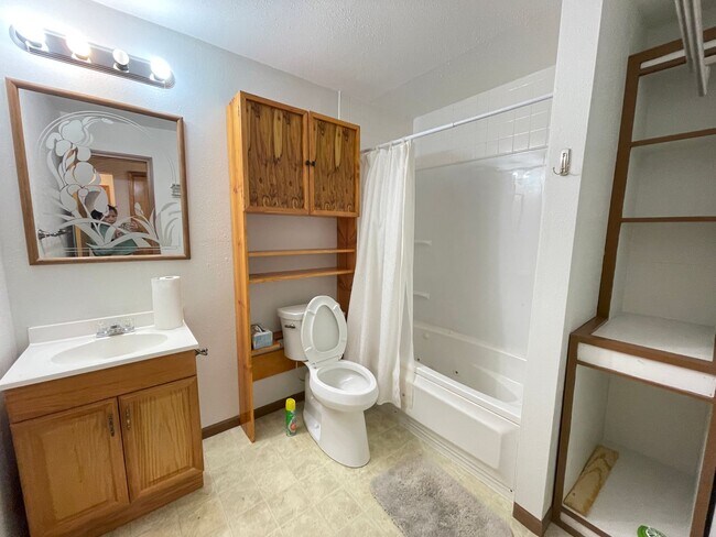 Building Photo - 3253 S Palisades Dr
