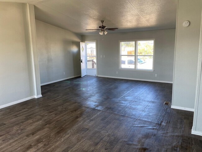 Building Photo - 113 Sparrow Dr