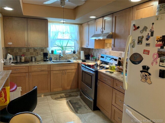 Building Photo - 607 S State Rd 7