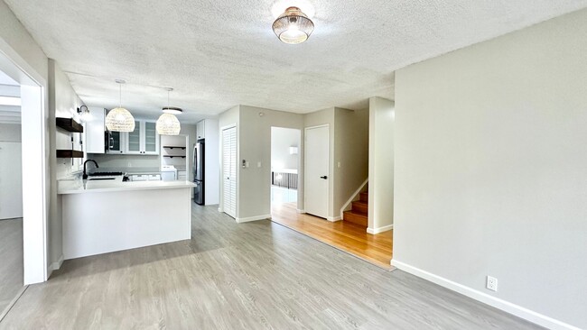 Building Photo - NEWLY RENOVATED 4 BED/2.5 BATH w/ Garage, ...