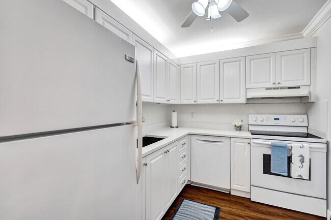 Building Photo - 6289 Bay Club Dr