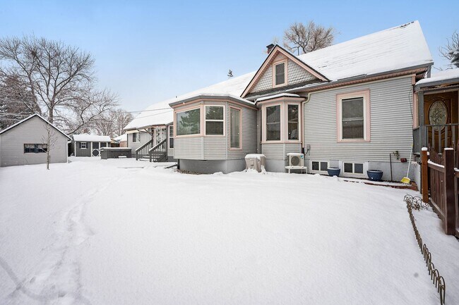 Building Photo - 4 Bed 2.5 Bath Available Now in Sloans Lake!