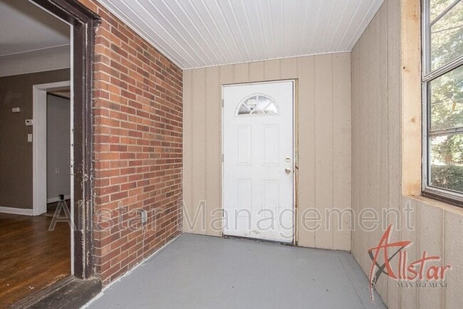 Building Photo - 3575 Grosvenor Rd
