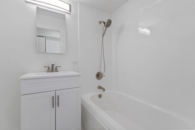 Building Photo - Waikiki 1BR/1BA with Ala Wai Canal & Mountain Views — Wraparound Lanai, Utilities Included